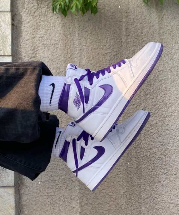 NK AIR JORDA_N RETRO 1 HIGH [WHITE / METALLIC PURPLE] 0809025