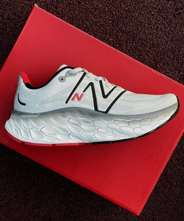 NB FRESH FOAM MORE V4 MARATHIN CUSHIONED RUNNER [GREY / RED / BLACK] 2708025