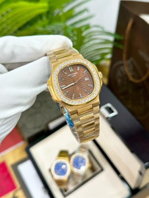 PATEK PHILIPPE NAUTILUSBAGUETTE DIAMONDS BEZEL BROWN DIAL