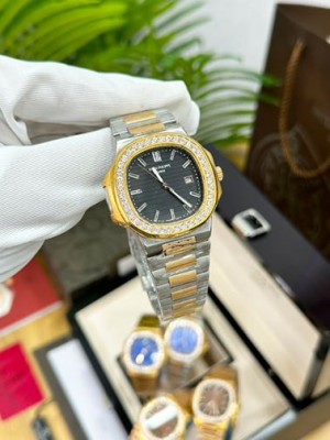 PATEK PHILIPPE NAUTILUSBAGUETTE DIAMONDS BEZEL BLACK DIAL