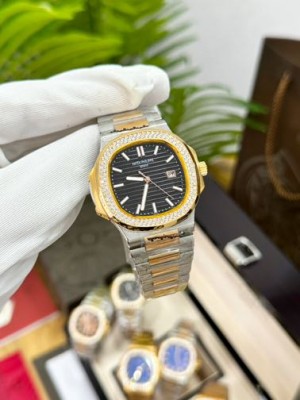 PATEK PHILIPPE NAUTILUSBAGUETTE DIAMONDS BEZEL BLACK DIAL