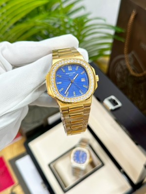 PATEK PHILIPPE NAUTILUSBAGUETTE DIAMONDS BEZEL BLUE DIAL
