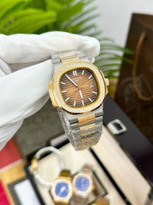 PATEK PHILIPPE NAUTILUSBAGUETTE DIAMONDS BEZEL BROWN DIAL