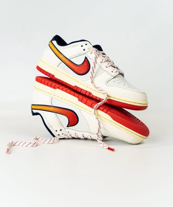 NK SB DUNK LOW RETRO SE RETRO LETTERING - RED SUNSET SWOOSH EDITION [WHITE / ORANGE / BLUE] 2508025